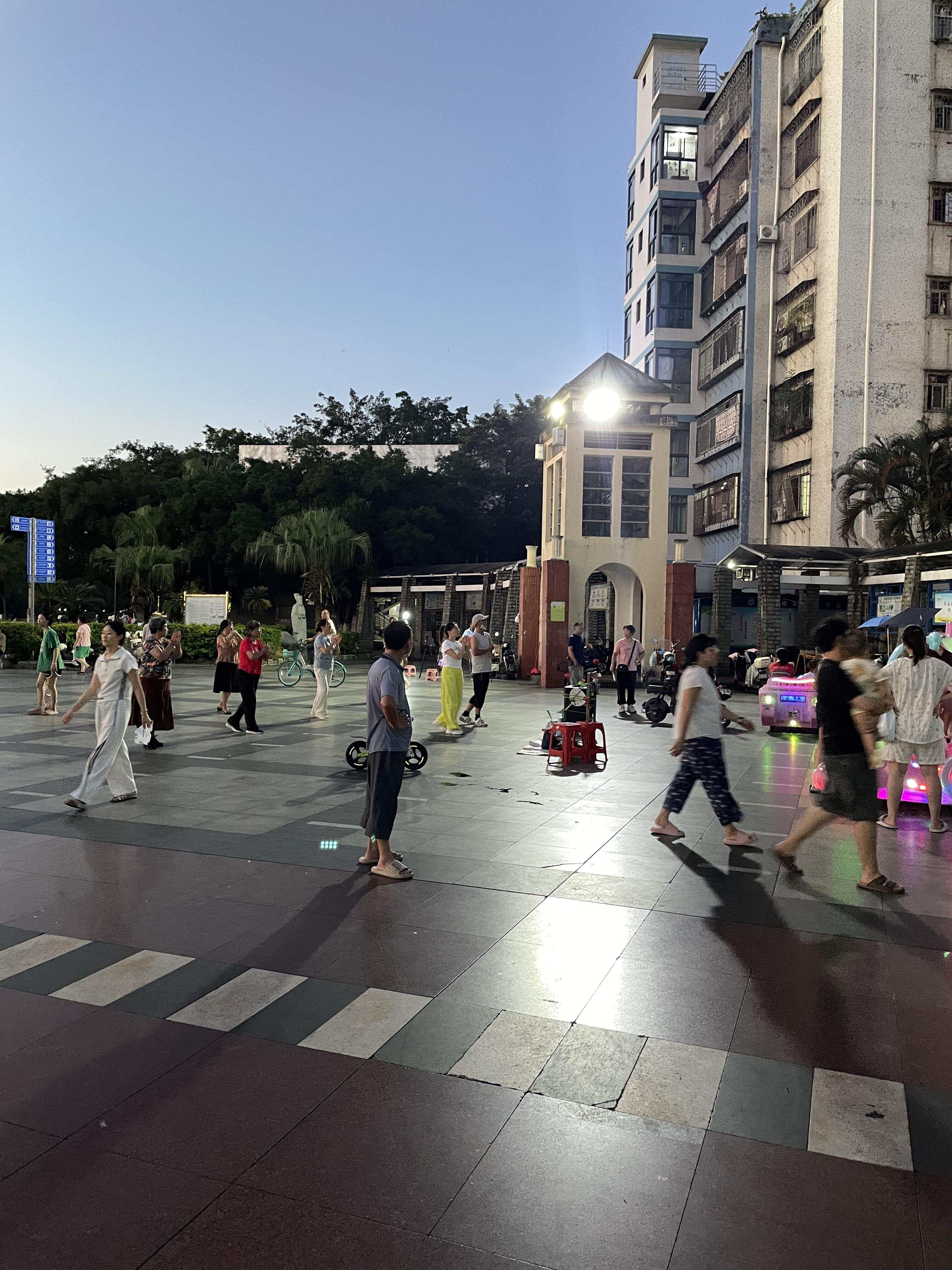 广场有音响等设备 广场有音响等设备