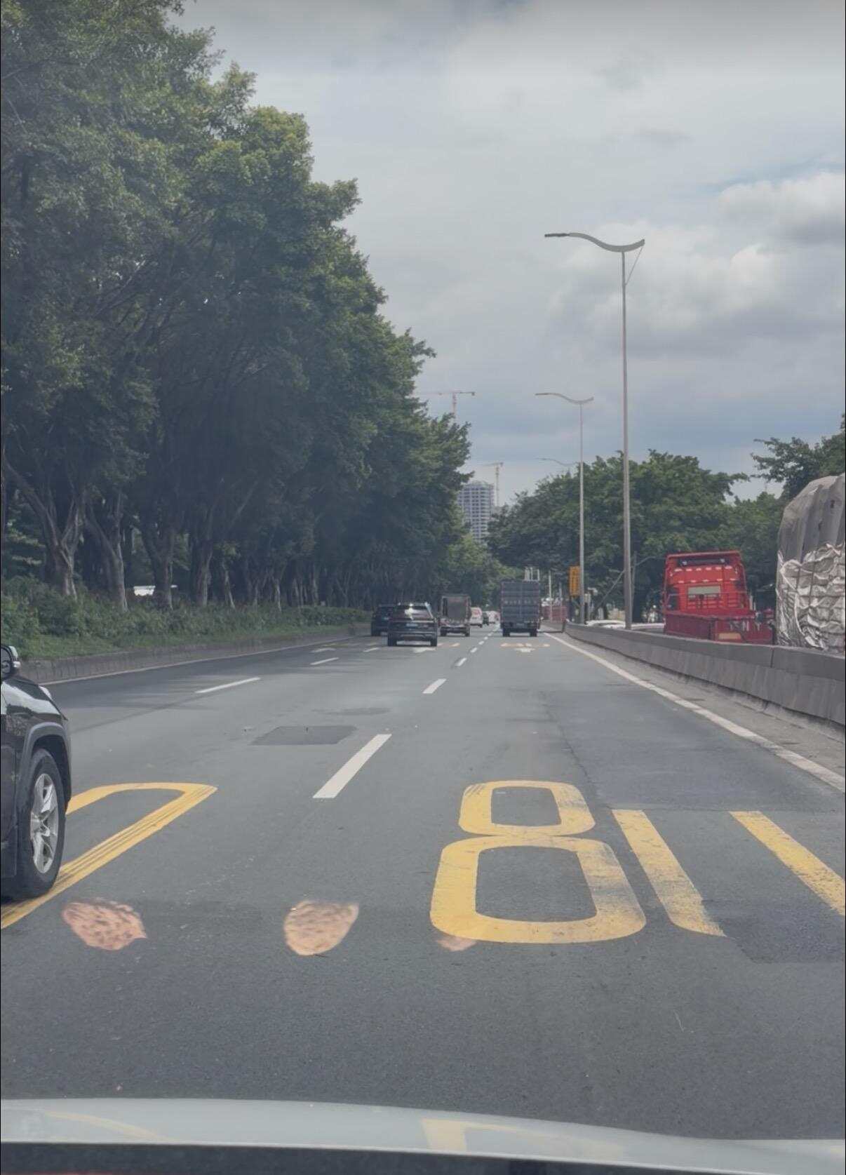 路面随处可见新旧交替的沥青修补痕迹 路面随处可见新旧交替的沥青修补痕迹