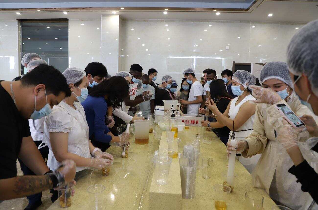 制作黄皮茶饮