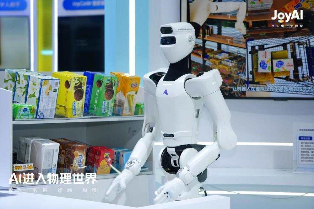 京东展位上展出的销售机器人能准确取出消费者下单的商品 京东展位上展出的销售机器人能准确取出消费者下单的商品