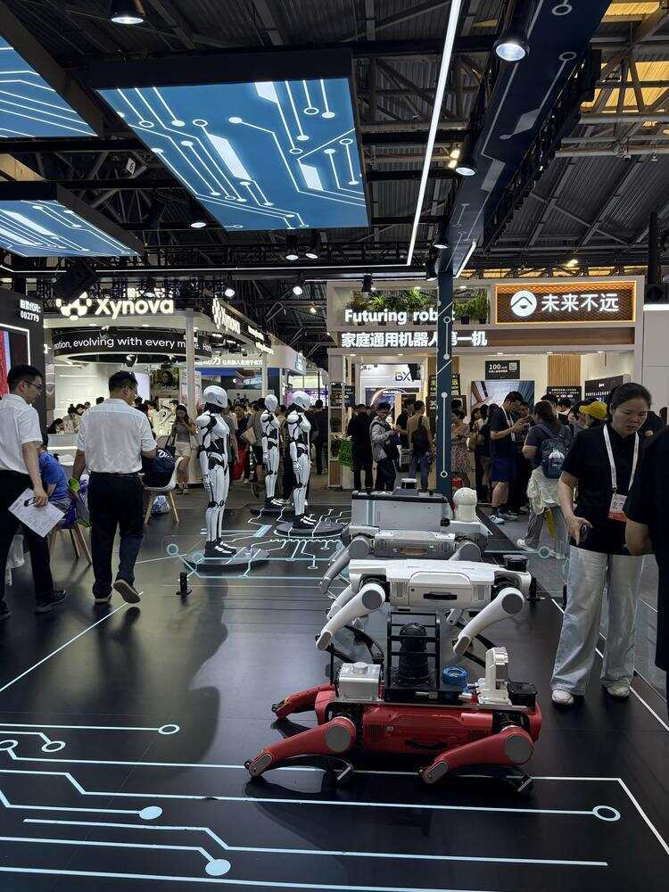 走进世界人工智能大会(WAIC)“上天入地”真实现场。羊城晚报记者 王丹阳 摄 走进世界人工智能大会(WAIC)“上天入地”真实现场。羊城晚报记者 王丹阳 摄