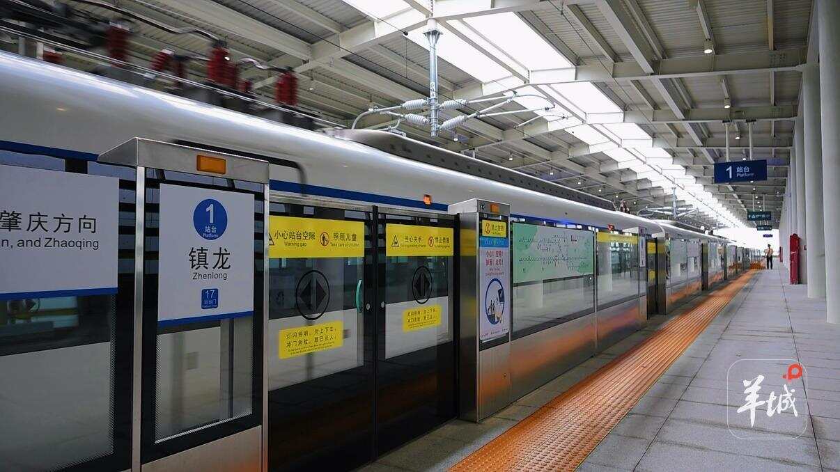 穗深城际镇龙站1号站台,列车停靠等候 穗深城际镇龙站1号站台,列车停靠等候