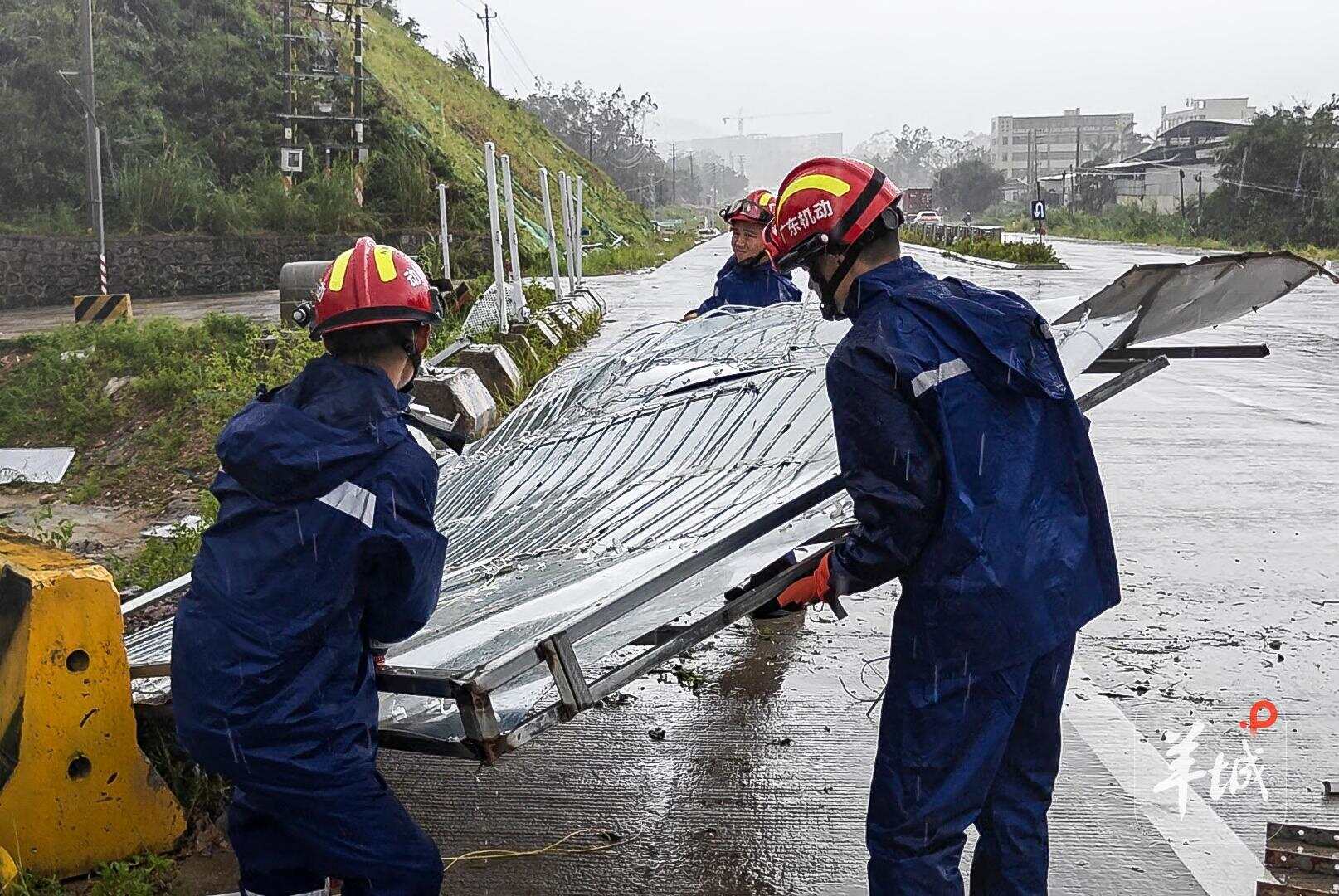 清理倒塌坠落的广告牌，保障群众出行