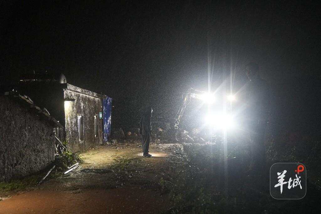 26日晚上10点，村干部和村民齐心协力加固水闸缺口