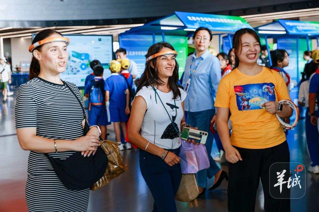 海外游客沉浸体验互动展项，感受中国科创魅力