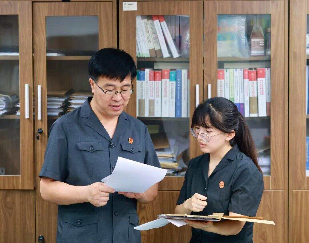 图为本案承办法官正在讨论案件情况。曹栋 摄 图为本案承办法官正在讨论案件情况。曹栋 摄