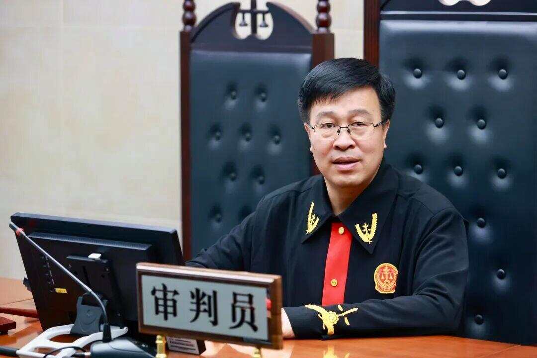 图为承办法官正在开庭审理此案。曹栋 摄 图为承办法官正在开庭审理此案。曹栋 摄