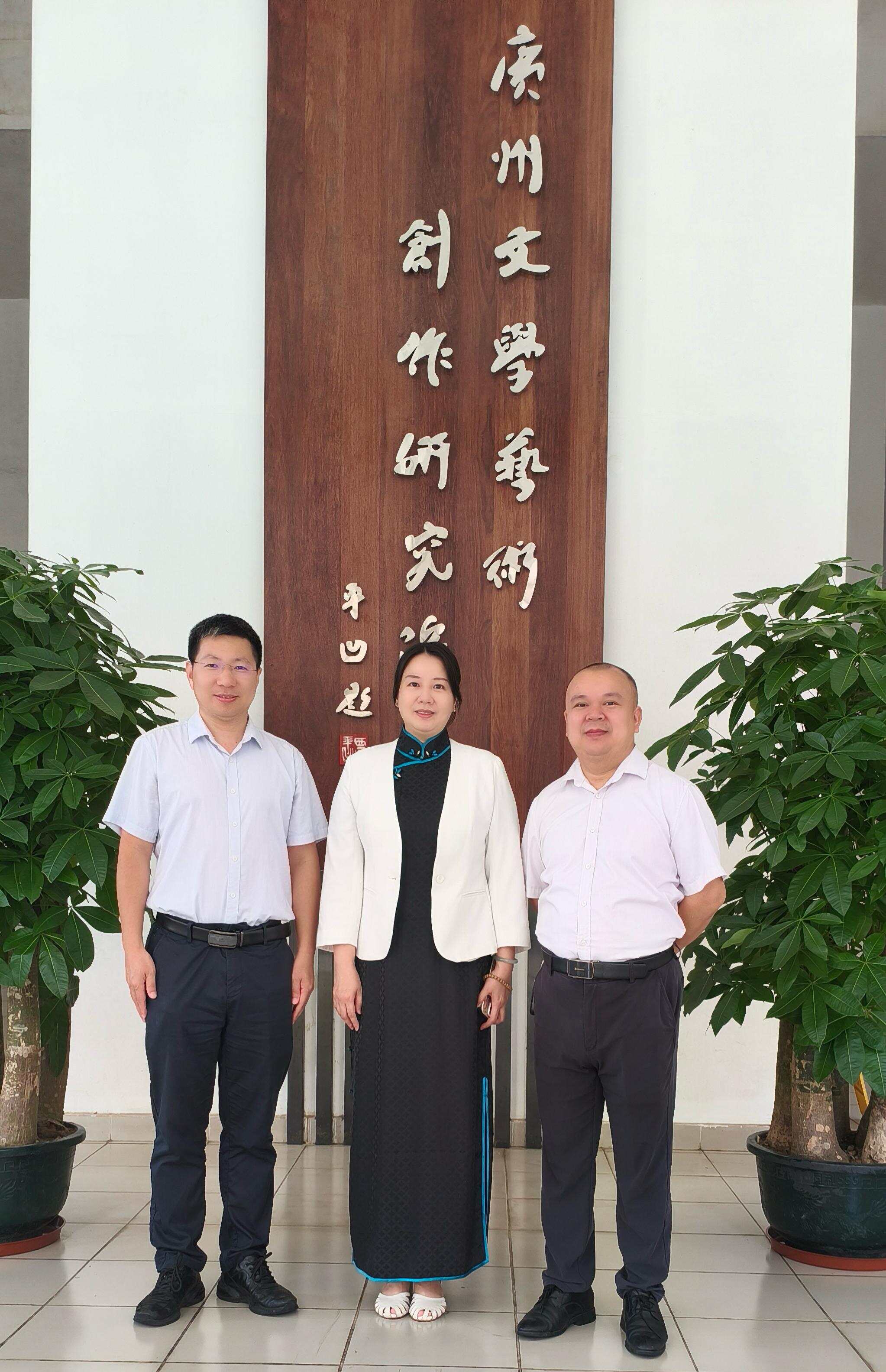 走访座谈代表合影 走访座谈代表合影