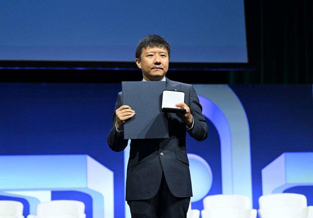 7月23日，在美国费城举行的2026年国际数学家大会开幕式上，中国数学家邓煜获得菲尔兹奖。新华社记者 李睿 摄