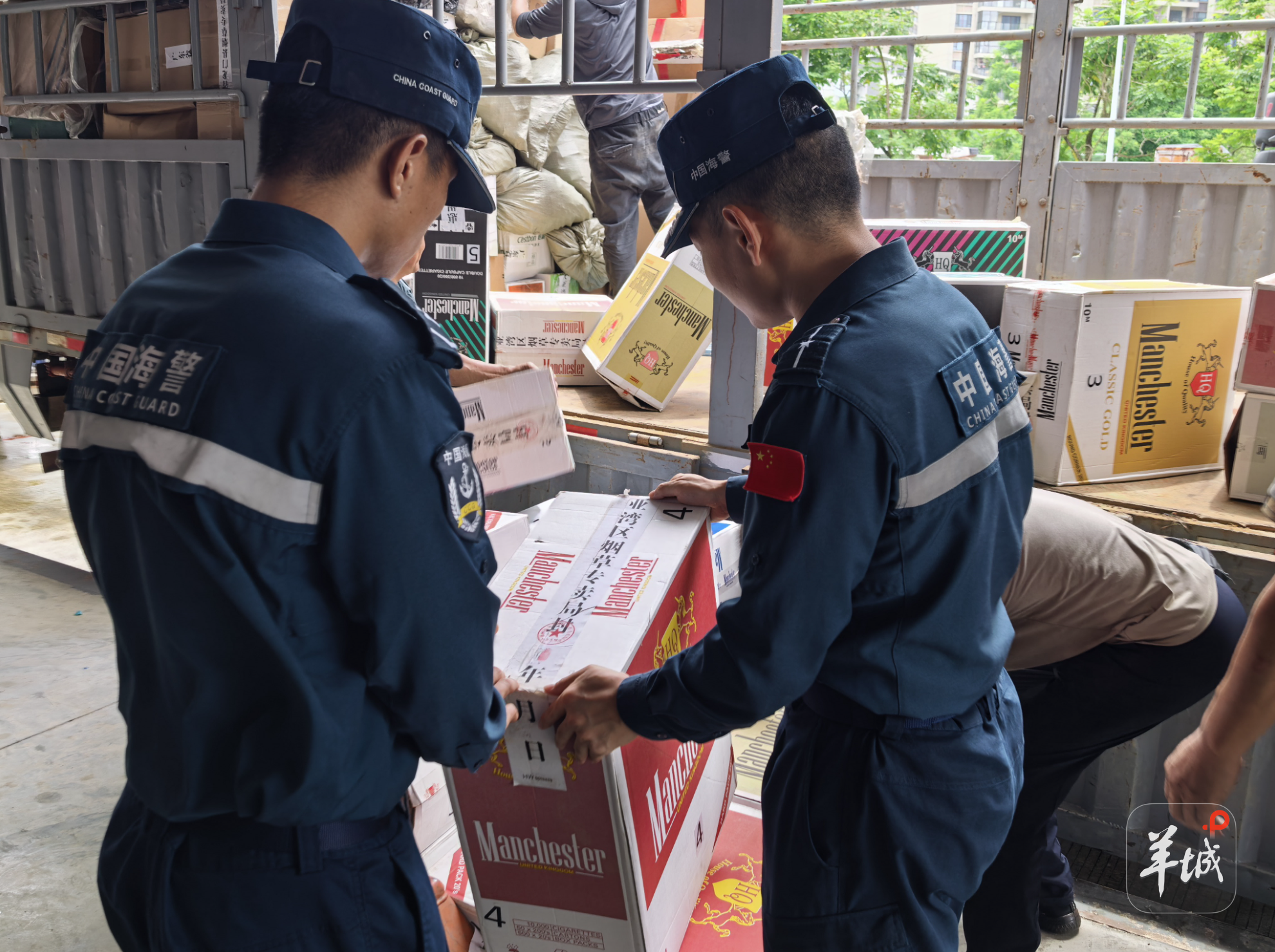 执法员查验封条 执法员查验封条