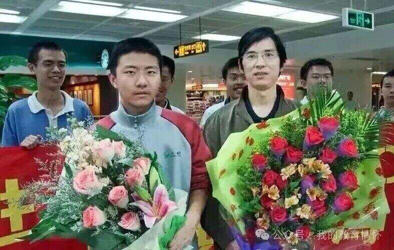 邓煜(左一)与他的奥数教练冯跃峰(右一) 邓煜(左一)与他的奥数教练冯跃峰(右一)