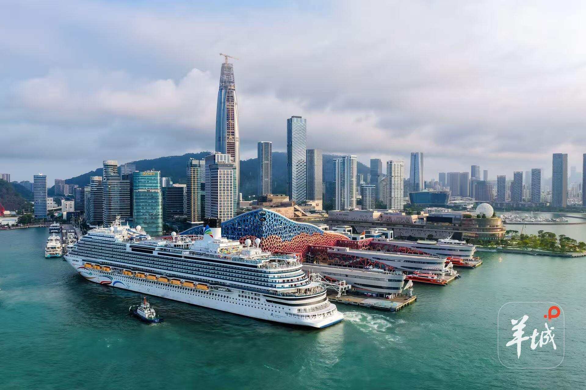  泊靠在深圳招商蛇口国际邮轮母港的爱达·魔都号