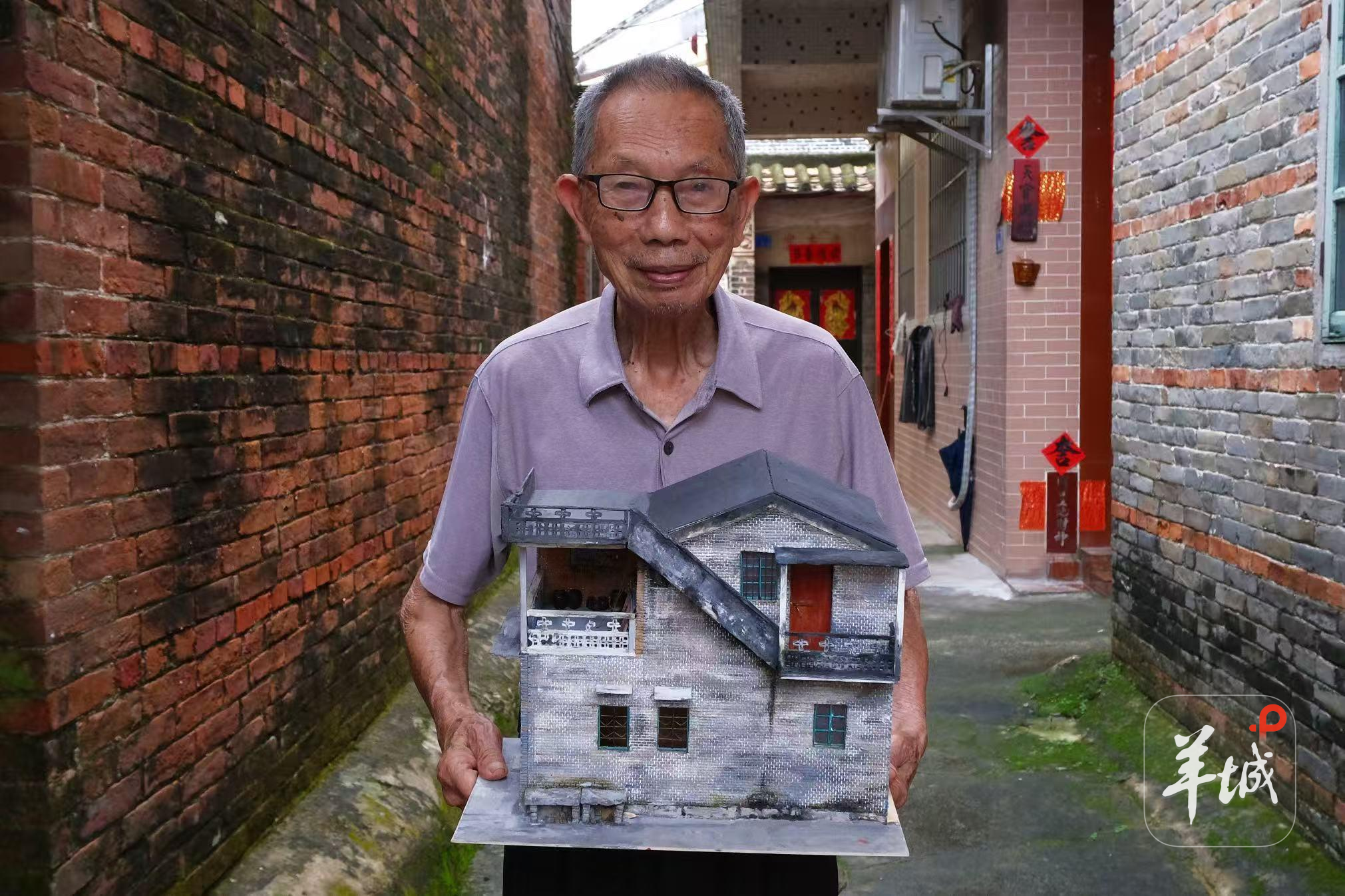 萧爷爷拿着自己家的微缩房子 王睿佳 摄