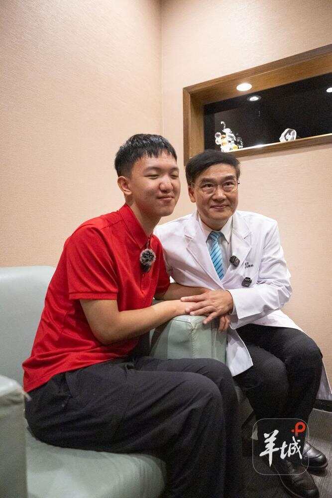 林顺潮紧紧握着郭斌的手 林顺潮紧紧握着郭斌的手