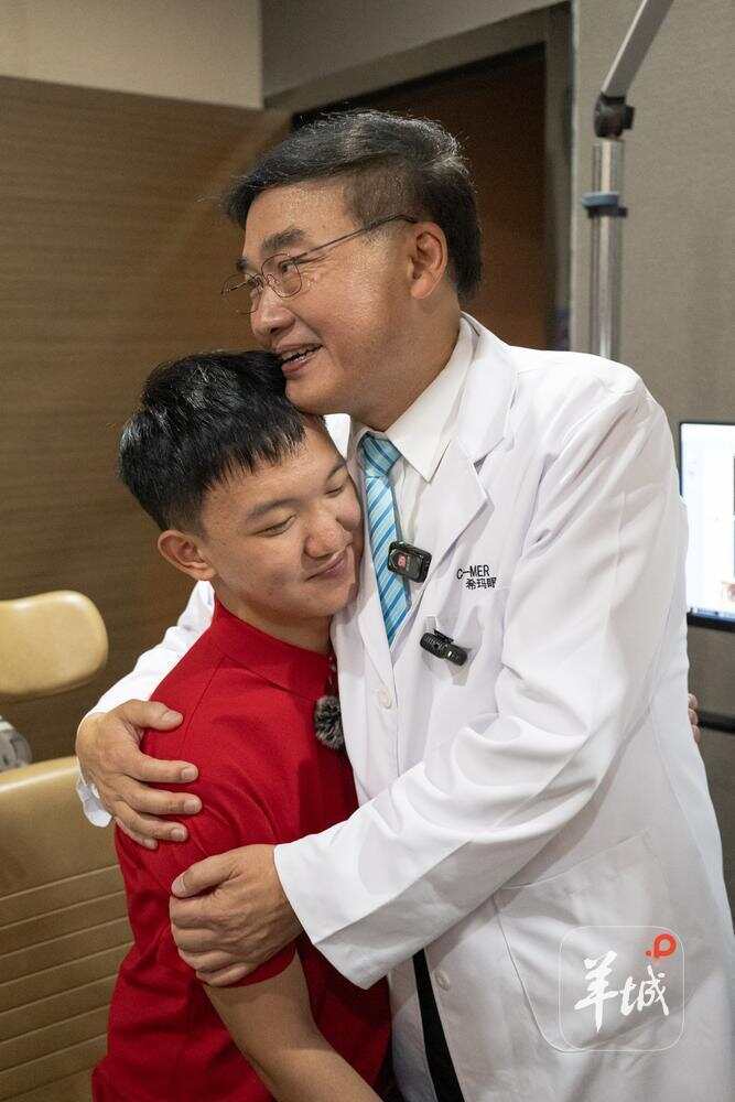 林顺潮紧紧抱着郭斌 林顺潮紧紧抱着郭斌