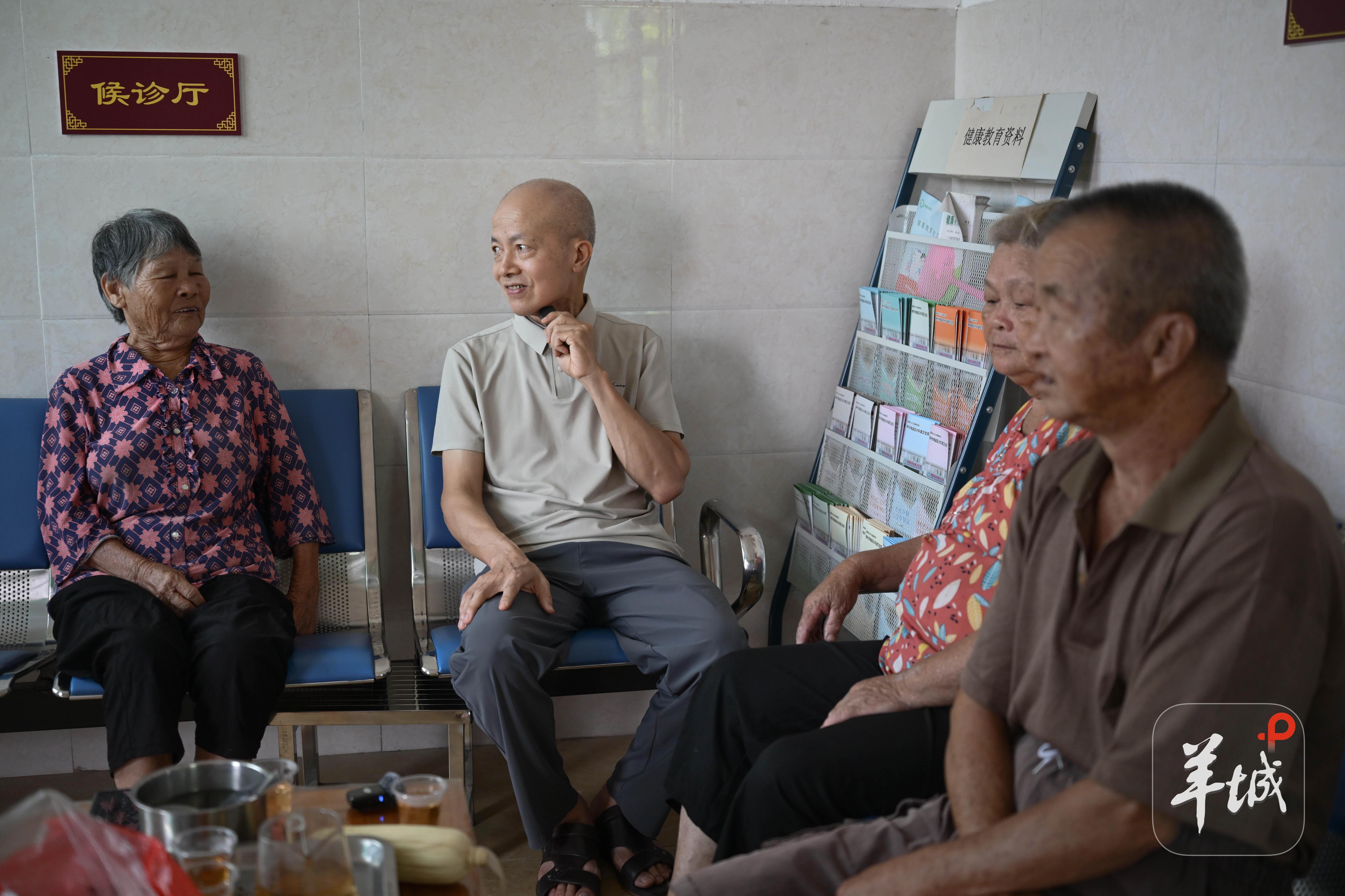 一大早，村民们就来到村卫生站和杨子权唠家常