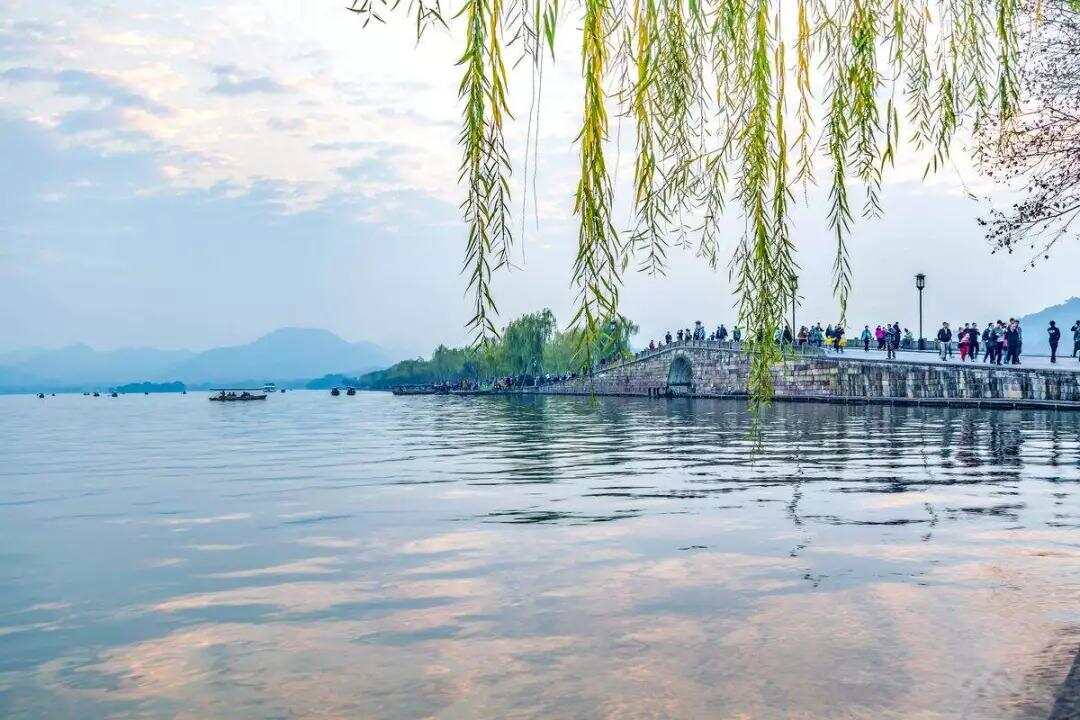 杭州断桥是游览西湖时必去的景点  图/全景网