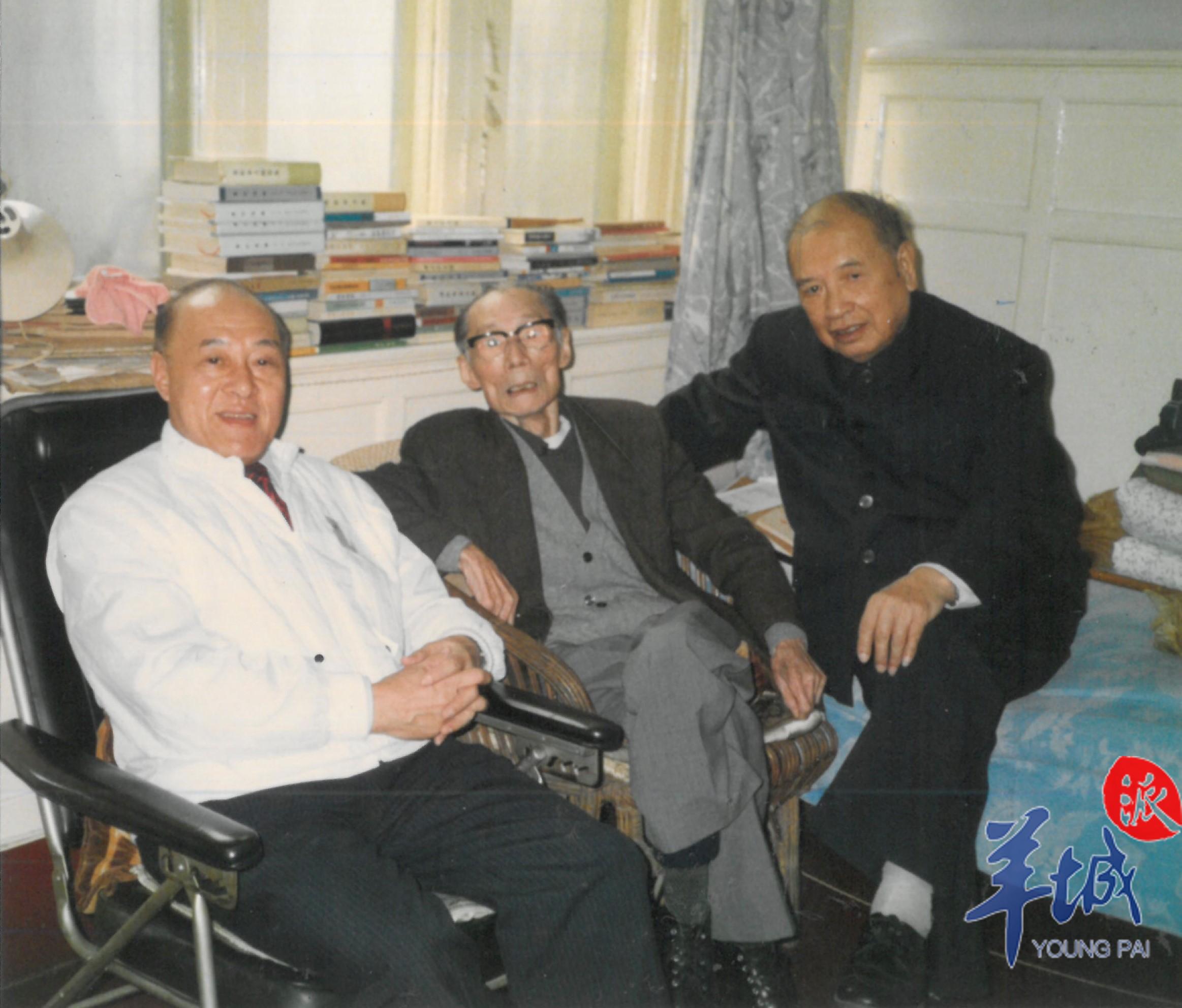 1990年杨奇(左)看望夏衍先生(中)时留影