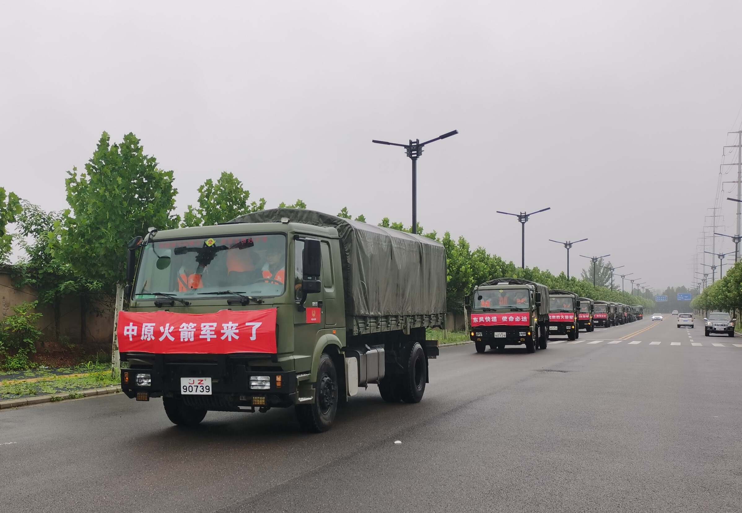 中原火箭军奔赴郑州紧急转移500名儿童