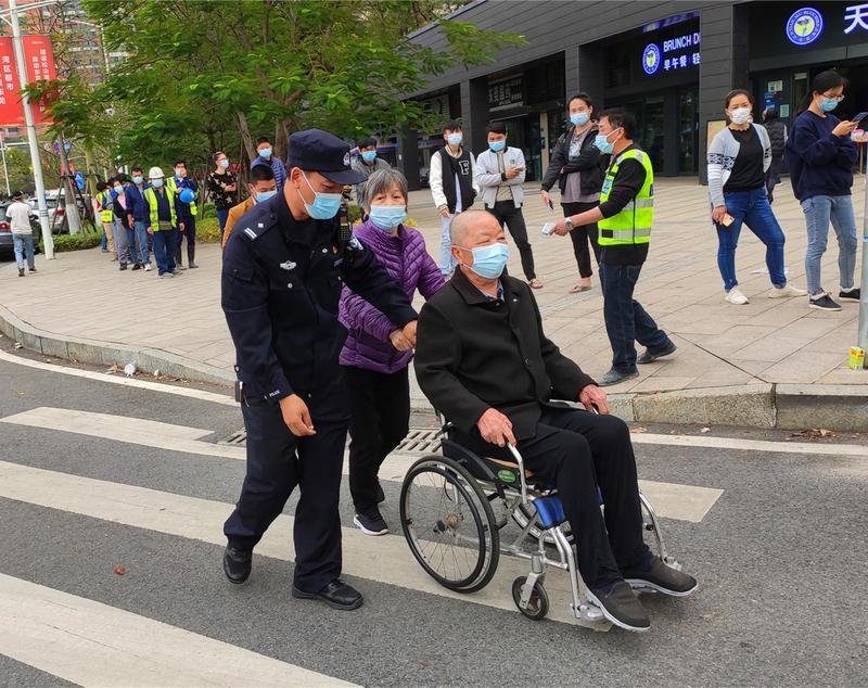 图片说明：广大警务人员冲锋在前、坚守岗位.jpg