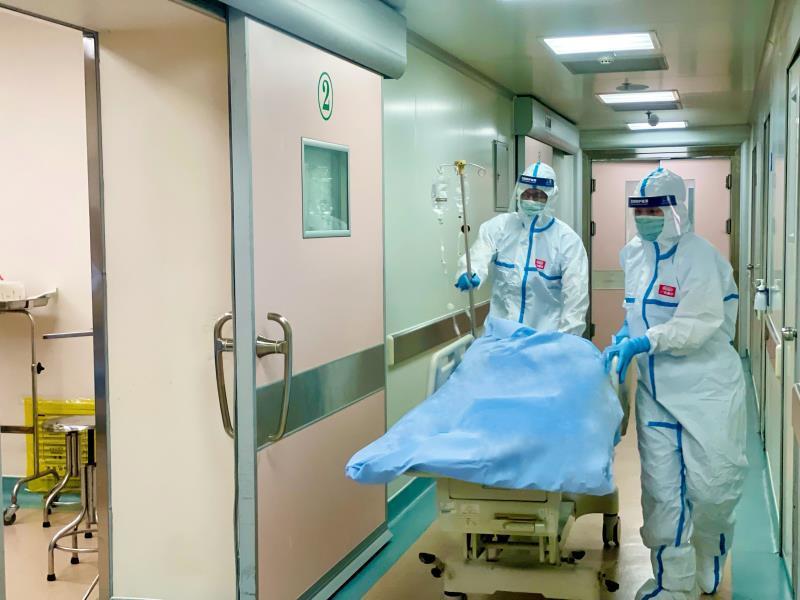 广东省生殖医院启动紧急预案，优先安排为李女士进行急诊手术