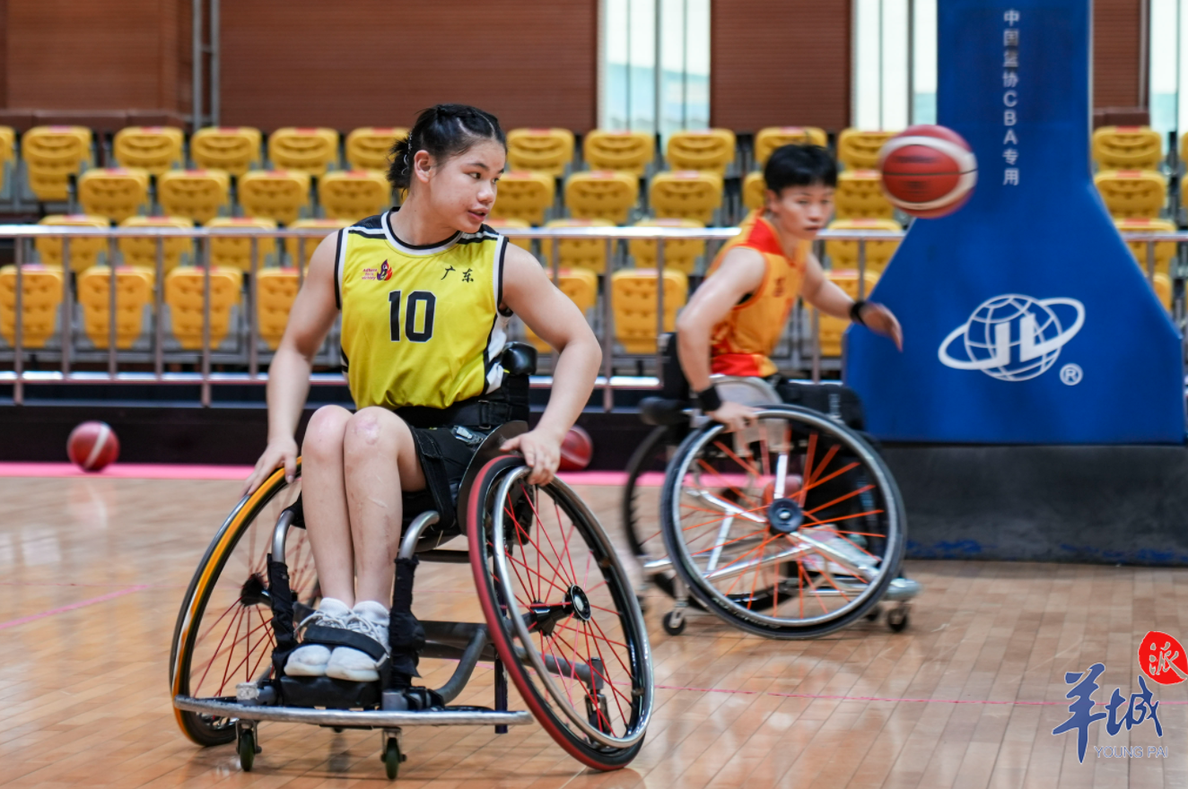 相见轮椅女孩逐梦篮球