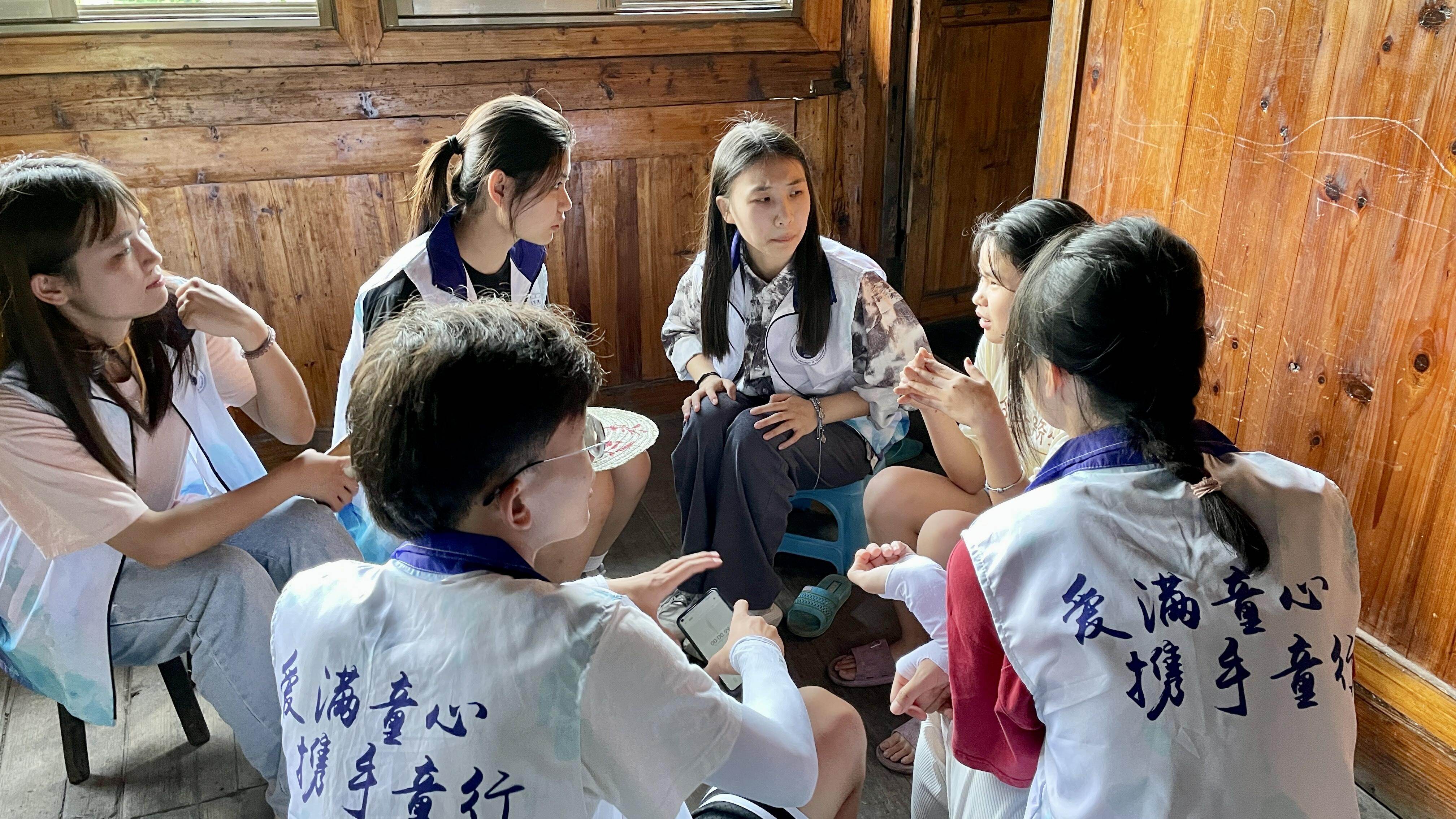 草莓园里的青春答卷——江苏农林职院三下乡实践记