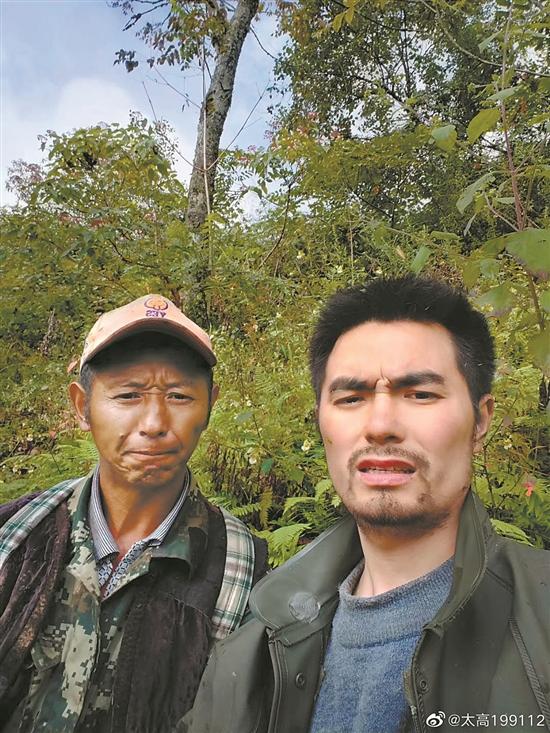 村民倪太高（左）在猛虎岗寻到失联17天的甘宇。图/倪太高微博