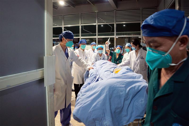 四川大学华西医院的医护人员准备对甘宇进行相关检查
